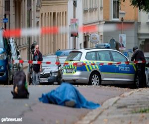 مارة يتجاهلون ضحية سقطت في هجوم إرهابي بمدينة هاله الألمانية