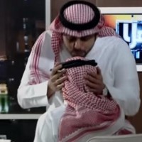 فيديو: مذيع برنامج يا هلا يُقبل رأس حارس المدرسة عبدالله المهنا