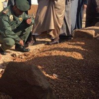 صورة مؤثرة لعقيد بالقوات الخاصة يجلس باكياً على قبر رفيقه السهيان