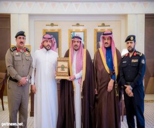 أمير القصيم يكرم المواطن صالح أبا الخيل نظير حسه العالي مع الجهات الأمنية بالمنطقة