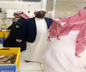 أمين عسير يتفقد سوق الخضار والفواكه وجولات الرقابة تغلق ثلاث محلات للأسماك