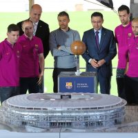 بالصور.. برشلونة يكشف عن تصميم ملعب كامب نو الجديد بحضور اللاعبين