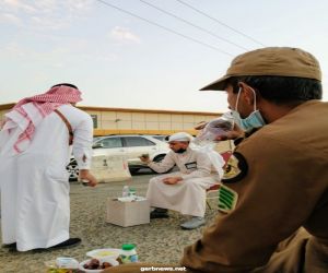 رئيس مركز تهامة بللسمر وبللحمر يشارك رجال الأمن إفطارهم في الميدان
