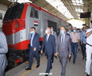 وزير النقل المصرى يفاجئ العاملين بمحطة مترو الشهداء