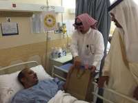 محافظ رابغ بمعية الدكتور الشمراني يعايدون المرضى المنومين بمستشفى رابغ العام