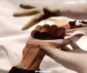 ممرضة سعودية تخضب أيدي مسنة لتشاركها فرحتها بالعيد السعيد