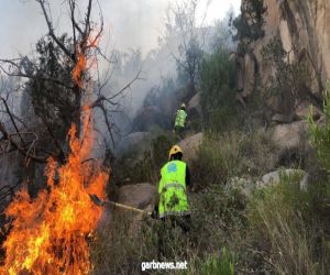 مدني محايل عسير يخمد حريقاً في جبل ضرم بعد استمراره لمدة يومين