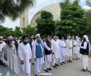 معالي وزير الشؤون الدينية الباكستاني وجموع المصلين يؤدون صلاة الميت على السيد بحرالله