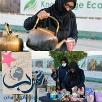 سعودية تمتهن بيع "الشاي على الحطب" مع بناتها الجامعيات