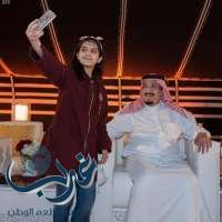 طفلة تعافت من سرطان الدم تنشر صورة مع خادم الحرمين في قطر وتعلق: أفخم سيلفي