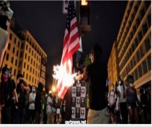متظاهرون  يتحدون ترامب ويحرقون  العلم الأمريكى بواشنطن