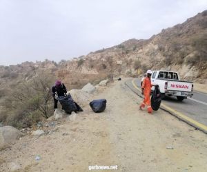 بلدية بارق تقوم بحملة نظافة للمنحدرات الجبلية المحاذية لطريق جبل أثرب