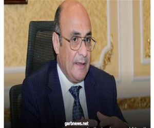 وزير العدل المصرى  يهدي درع الوزارة لرئيس مجلس القضاء الأعلى تكريمًا لمجهوداته