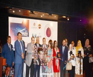 الدكتور حسن راتب يحصد جائزة ريادة الأعمال  فى مهرجان المرأة العربية للابداع