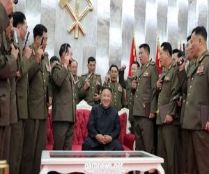 زعيم كوريا الشمالية يحتفل بذكرى إنهاء الحرب بتوزيع المسدسات