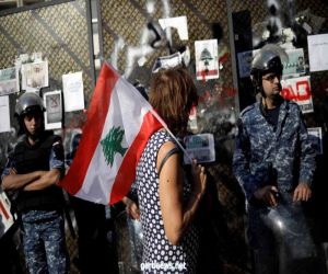 الأمن اللبناني يطلق قنابل الغاز على متظاهرين وسط بيروت