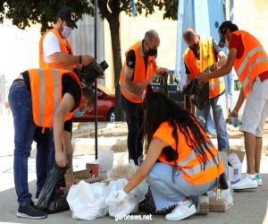 متطوعو جمعية الاعلاميين الرياضيين اللبنانيين يوزعون مساعدات  بالمناطق المتضررة من انفجار المرفأ