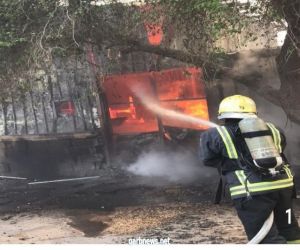 مدني الشرقية يخمد حريق مستودعات صناعية الخضرية