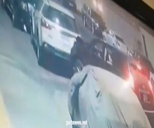 القبض على سائق صدم سيارة مواطنة أمام منزلها في جدة