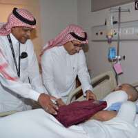 أرامكو السعودية تقدم هدايا لمرضى مستشفى الملك فهد بجدة