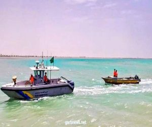 حرس الحدود يتدخل لإنقاذ 4 مواطنين احترق قاربهم في عرض البحر