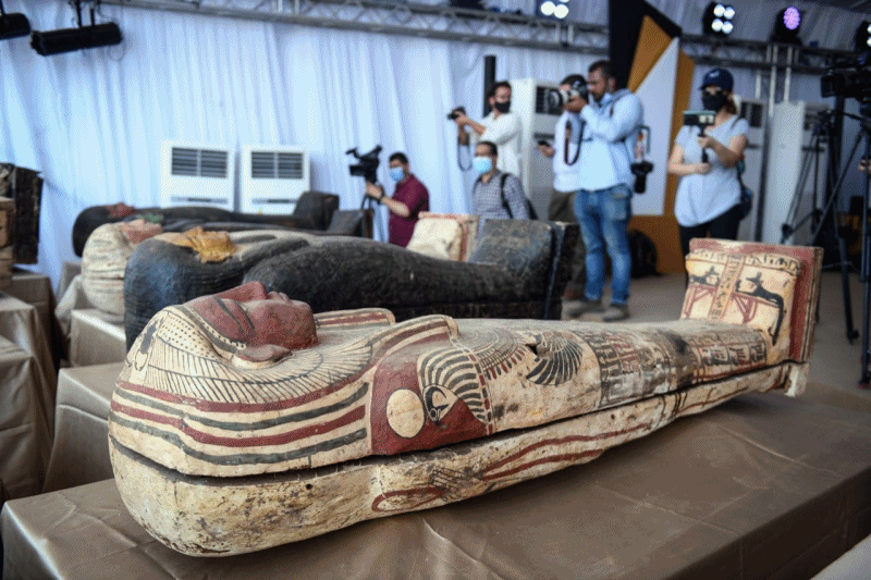 مصر تكشف عن 59 تابوتا خشبيا بمنطقة آثار سقارة