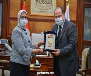 وزيرة الصحة المصرية تكرم الفنان خالد الصاوي