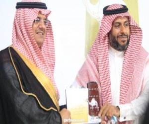 الأمير منصور بن محمد يكرم مدير مكتب الزراعة بحفرالباطن