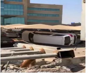 مدني الخُبر" يباشر انهياراً بسقف مواقف أرضية بمجمع تجاري.