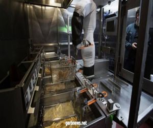 روبوت جديد يقلي الأطعمة المختلفة في مطعم للوجبات السريعة
