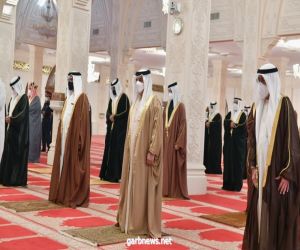ملك البحرين يؤدي صلاة الجنازة على الأمير خليفة بن سلمان