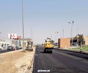 بلدية النعيرية تواصل أعمال صيانة شارع الملك عبد العزيز ضمن مشروع صيانة الطرق والشوارع بالمحافظة