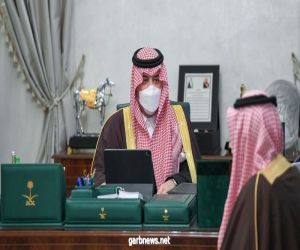 سمو الأمير فيصل بن خالد بن سلطان يتسلم تقريرا عن الفرص الاستثمارية بالمنطقة.