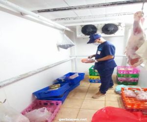 بلدية القطيف تغلق معمل مخالف لبيع الدجاج في سيهات