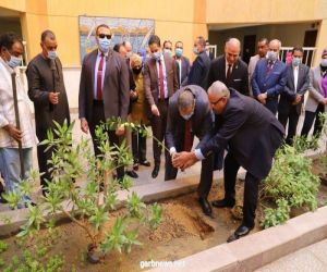 مصر .. سعفان يشارك طلاب جامعة الأقصر زراعة شجرة في إطار مبادرة "هنجملها"