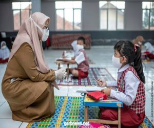 اليونيسف تدعو لإعطاء معلمي المدارس أولوية الحصول على لقاح كوفيد-19