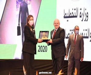 جامعة  القاهرة تهدي وزيرة التخطيط  درع الجامعة لحصولها علي جائزة أفضل وزير عربي