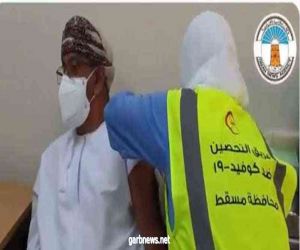 وزير الصحة العماني يتلقى أول جرعة من لقاح كورونا
