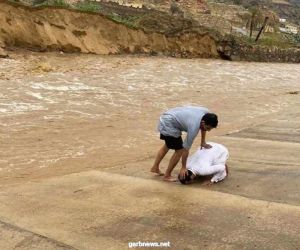 شجاعة مواطن تنقذ طفلا جرفته سيول وادي "اعشار" أحد ثربان