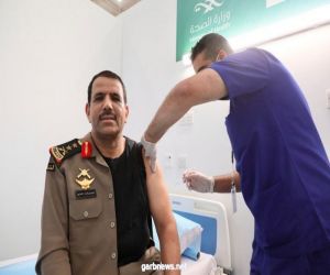 معالي مدير الأمن العام الفريق أول ركن خالد بن قرار الحربي، يتلقى الجرعة الأولى من لقاح فيروس كورونا (كوفيد - 19).