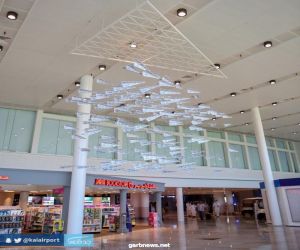 مطار الملك عبدالعزيز الدولي يودع المسافرين بالطائرات الورقية