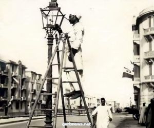 المشعلجي ينير أعمدة الإناره في احد الشوارع الرئيسيه بالاسكندريه عام ١٩١٠