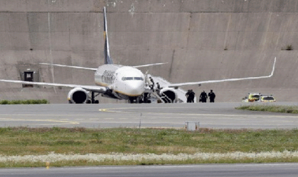 هبوط اضطراري لطائرة “بوينغ 777” في موسكو بسبب مشكلة في المحرك