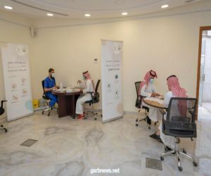 فريق طبي من الخدمات الطبية يقدم لقاح كورونا لمنسوبي الأحوال المدنية في الرياض