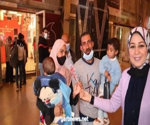مصر:السكة الحديد توزع الورود والحلوى على الأمهات بمحطة رمسيس