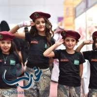 في رسالة وفاء.. أطفال "فتافيت" يجوبون معرض الرياض للكتاب بالزي العسكري