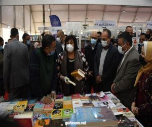 وزيرة الثقافة المصرية تتفقد معرض الاسكندرية التاسع للكتاب