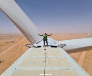 السفير الفرنسي في المملكة ينشر صورته وهو يعتلي إحدى عنفات الرياح المخصصة لتوليد الطاقة في دومة الجندل