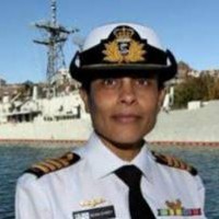 بالصور : مهندسة مسلمة مصرية قائدة لوحدة صواريخ البحرية الأسترالية