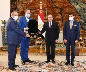 الرئيس المصري يتسلم وسام استحقاق اللجنة الأولمبية الأفريقية